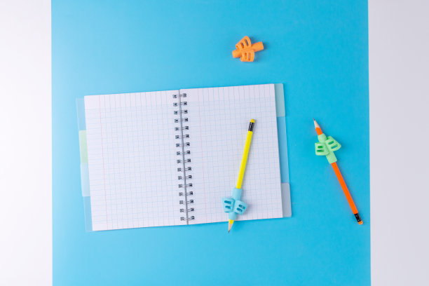 两指握婴儿书写工具和学校用品图片下载