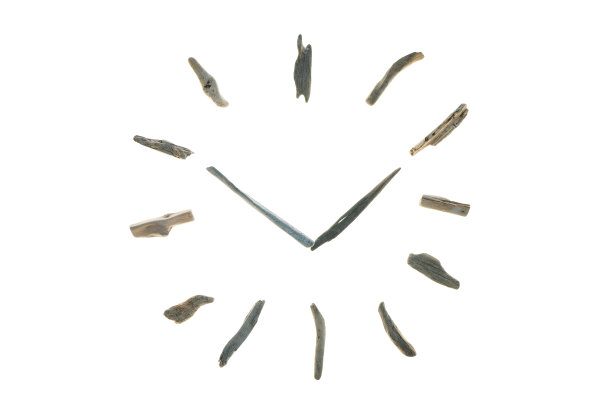 浮木钟。夏天的时间。表盘由浮木制成，孤立在白色背景上。室内是海洋风格的极简主义。图片下载