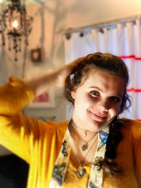 一个快乐的少年在她新装修的房间里的肖像。图片下载