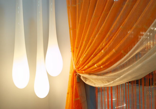 有窗帘和灯的房间。图片下载