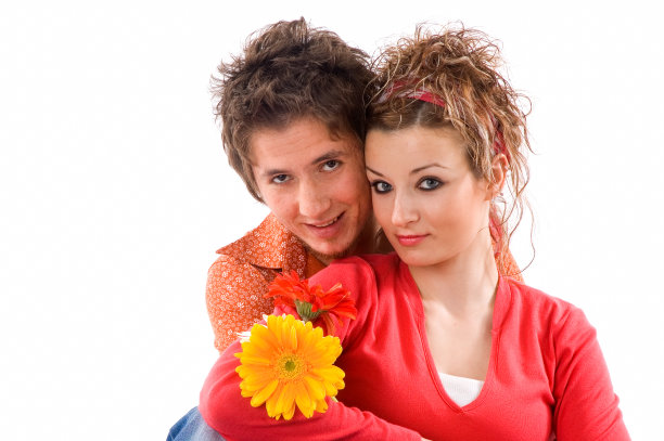 一对幸福的年轻夫妇相爱的花束站在一起的白色背景图片下载