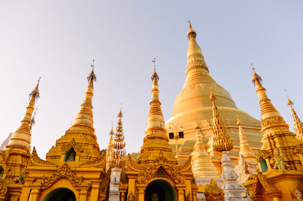 著名的大金塔(塔)与游客，游客和当地人漫步在仰光市中心的金塔，著名的旅游目的地在亚洲。图片下载