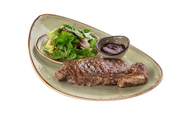 烤牛排，蕃茄酱和新鲜蔬菜沙拉孤立在白色背景图片下载