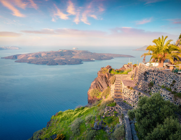 阳光明媚的早晨，圣托里尼岛。风景如画的春天日出在希腊著名的度假胜地Thira，希腊，欧洲。旅游概念的背景。艺术风格后期处理照片。图片下载