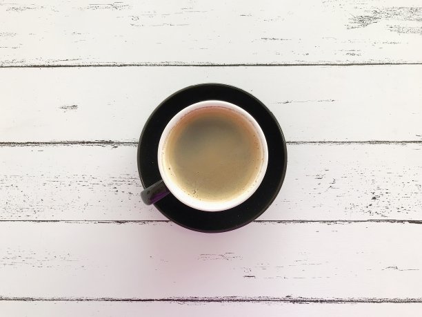 咖啡放在一张白色的木桌上图片下载