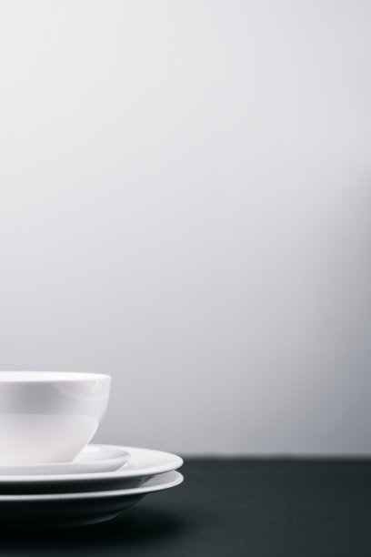 白色干净的盘子与拷贝空间。图片下载