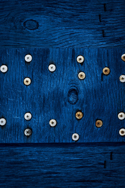 深蓝色的木材和旧螺丝的纹理。旧干燥胶合板的纹理。经典的蓝色背景设计。图片下载