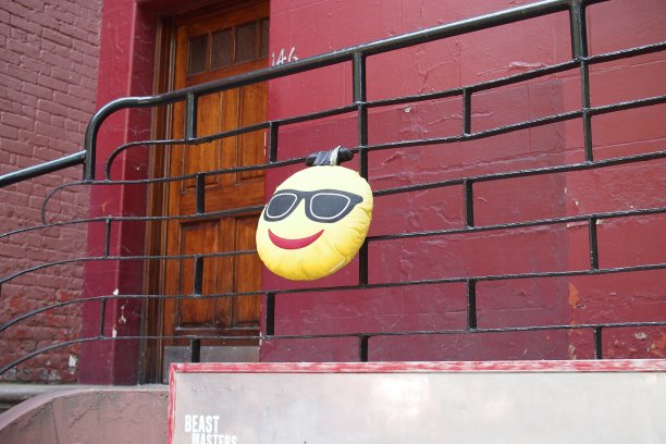 美国纽约市肉类加工区的笑脸枕头图片下载