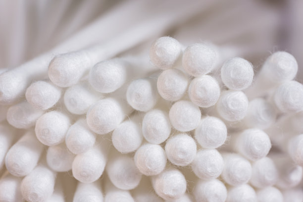 白色棉签背景。耳朵贴得很近。软焦点的形象。图片下载