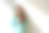快乐的小女孩拿着彩色铅笔和画笔图片下载