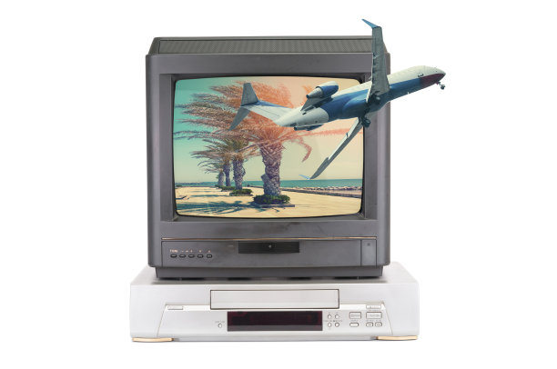 老式录像机和电视与热带棕榈树和飞行飞机的图片在白色的背景图片下载