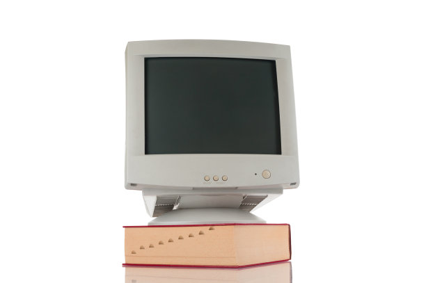 老式电脑显示器和教科书孤立在白色背景上图片下载