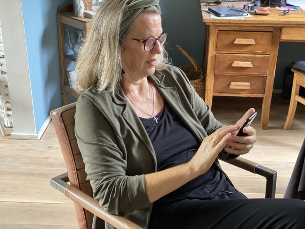 女人用的智能手机图片下载