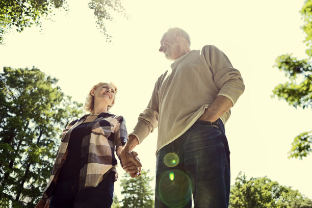 一对快乐的老夫妇在公园散步图片下载