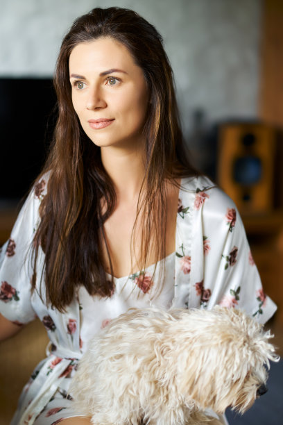 美女抱着她的腿远程工作图片下载