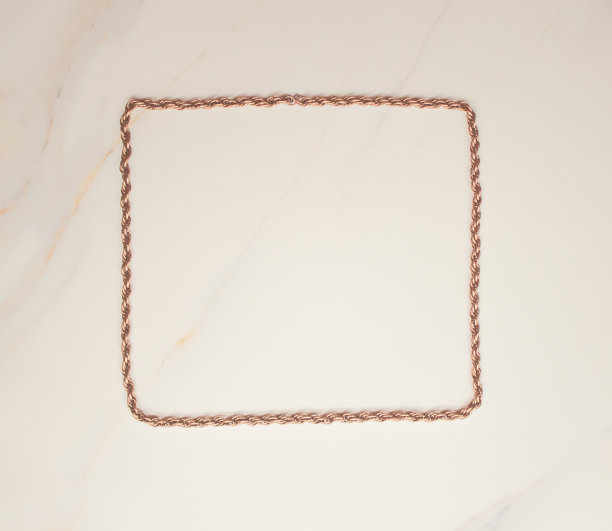 方形不均匀的框架文字从铜链上白色大理石。博客设计的布局。最小的概念图片下载