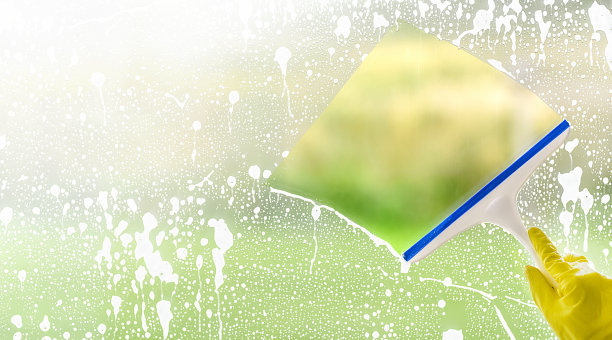 橡皮擦擦窗户。图片下载