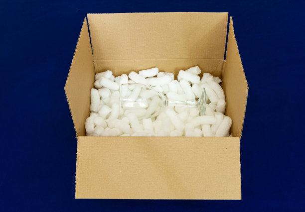 装运箱与玻璃和包装花生图片下载