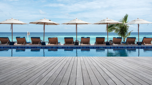 热带海滩游泳池旁的木制露台图片下载