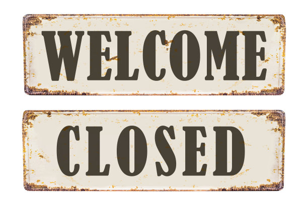 欢迎和封闭文本生锈的车辆牌照隔离在白色背景。图片下载