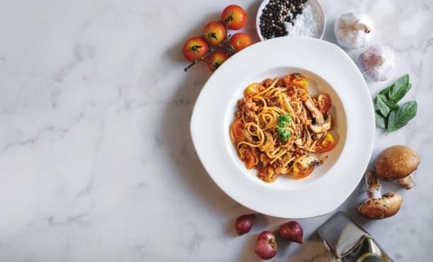 俯视图，经典的意大利肉酱面，新鲜的食材，白色大理石纹理图片下载
