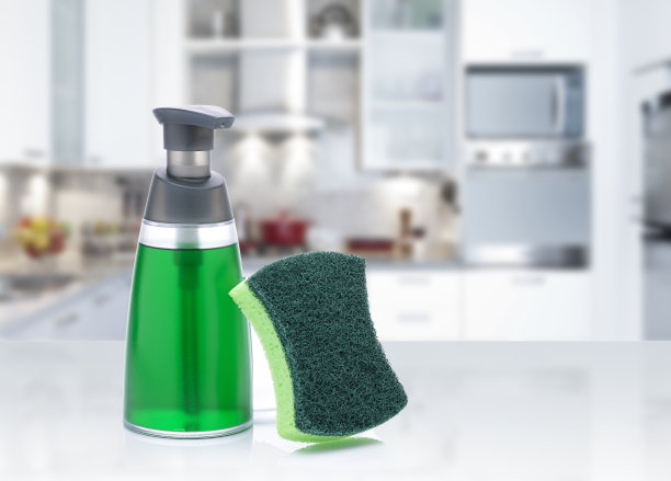 厨房台面上的洗碗液和清洁海绵。本空间图片下载