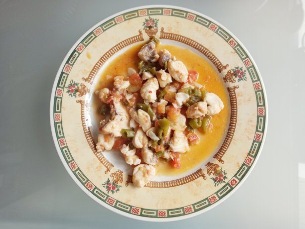 伊斯坦布尔土耳其的鳕鱼配苦蒜和胡椒图片下载