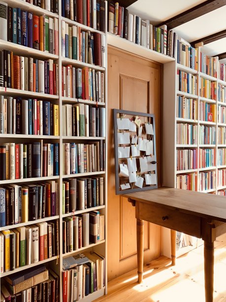 图书馆和木桌的一个作者，门图片下载