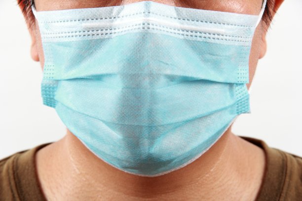 戴防护口罩的男子，以抵御冠状病毒图片下载