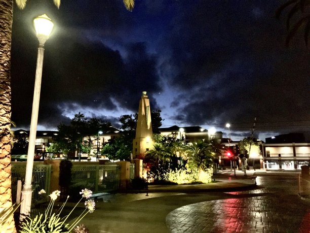 黑暗多云的天空映照着街道图片下载