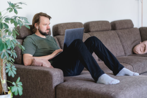 在家办公的沙发上图片下载