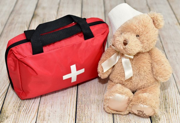 急救人员为在家和旅行中应对事故和紧急情况提供应急包图片下载