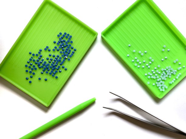 工具创建钻石刺绣孤立在白色背景。刺绣模板,钻石刺绣。图片下载