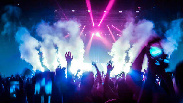 快乐的人们在夜总会晚会上跳舞图片下载