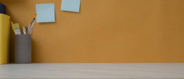 近距离观看复制空间的大理石工作台与书籍，绘画工具和记事本图片下载