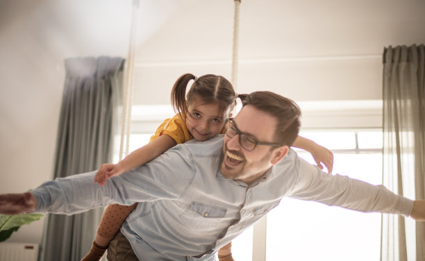 他是来给你翅膀的。图片下载