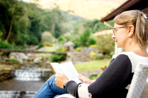 一个女人在家里一个舒适的地方看书图片下载