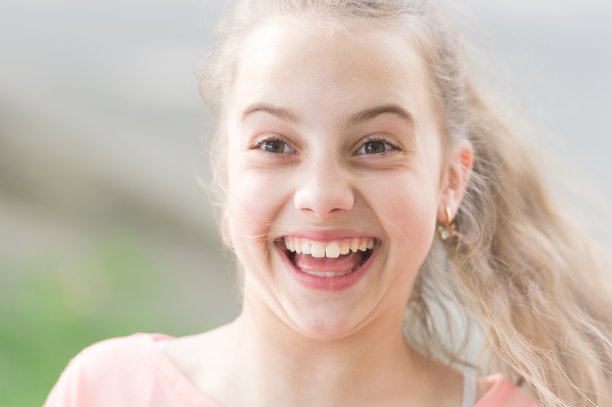 微笑是我最好的配饰。女孩无忧无虑的孩子。适合她的微笑。国际儿童日。幸福、快乐、乐趣的概念。笑一整天。孩子长着长发开心的笑脸。暑假。快乐的一天图片下载