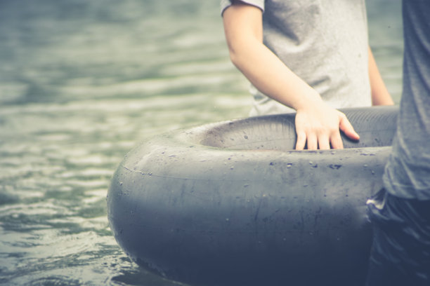 快乐的家庭假期背景孩子和父母在新鲜的河流玩和泼水在夏天度过质量时间图片下载