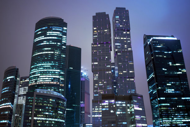 晚上有办公空间的摩天大楼。莫斯科的城市。图片下载