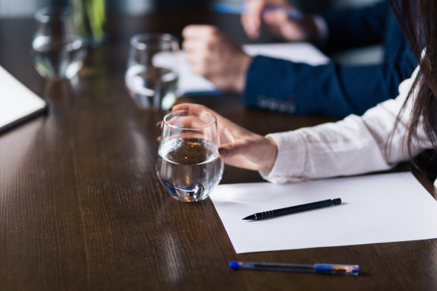 英俊潇洒的男人拿着一杯水图片下载
