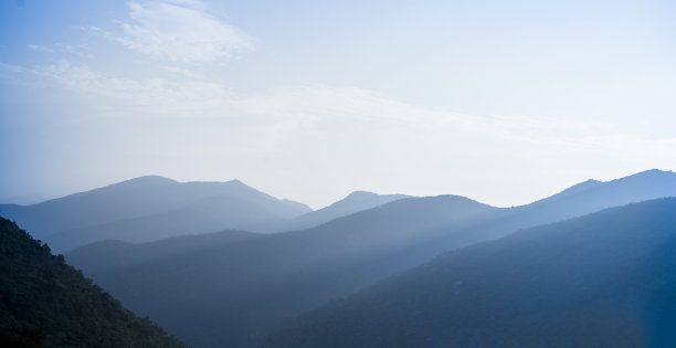 黄昏时的层层山峦图片下载