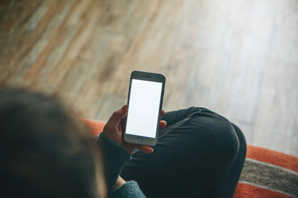 那女孩用的是手机模型。图片下载