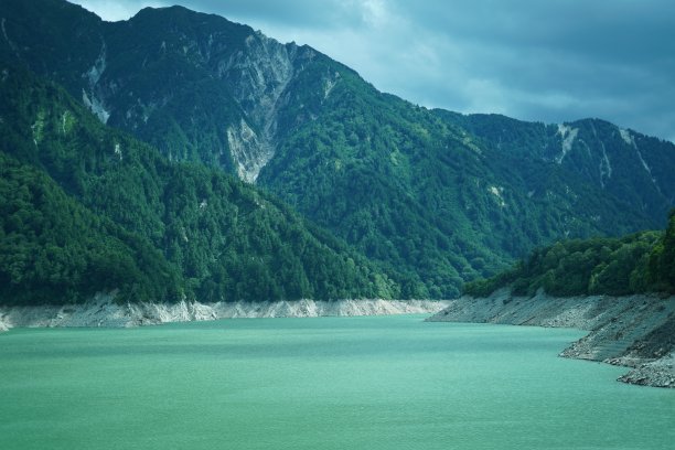 山中的湖图片下载