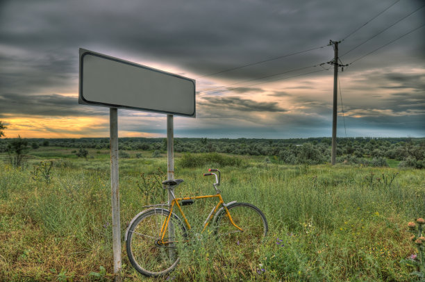 戏剧性的日落与旧自行车和名牌图片下载