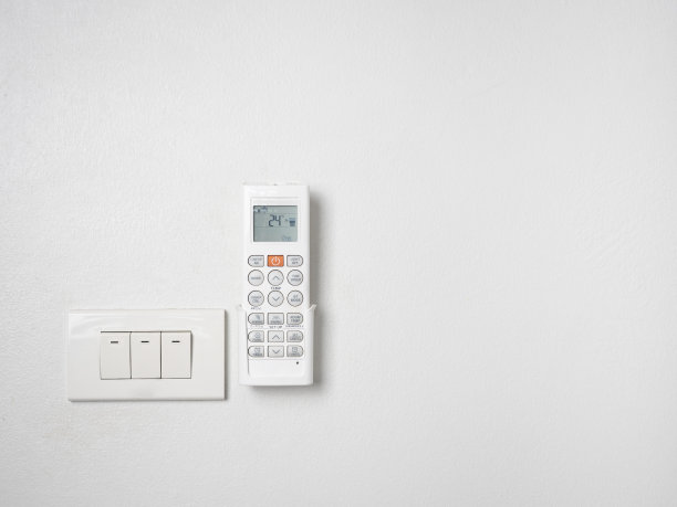 空调和电灯开关的遥控器。图片下载