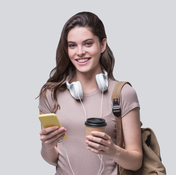 快乐的学生女孩使用智能手机和去旅行图片下载