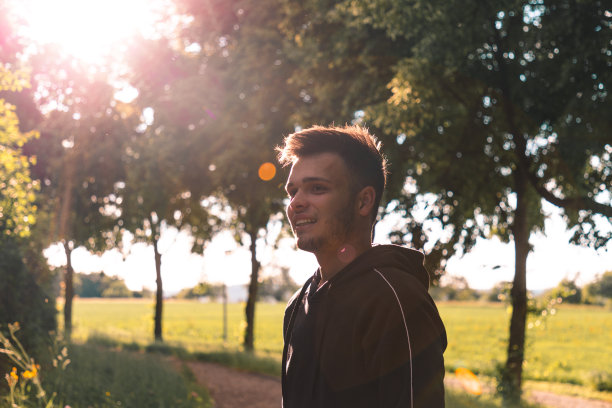 千禧一代在户外微笑的年轻人图片下载