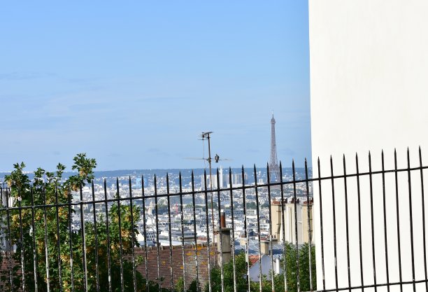 蒙马特的埃菲尔铁塔。巴黎,法国。图片下载