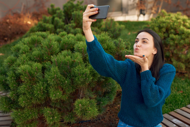 美女通过视频电话给某人送飞吻图片下载